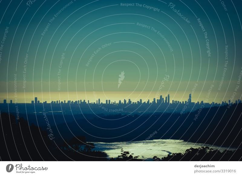 Stadt am Meer  / Surfers Paradise,  im Morgenlicht mit einem kleinen See. Von den Bergen aufgenommen. Die Stadt ist im Hintergrund. Hochhäuser Hochhaus