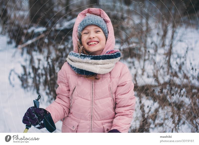 fröhliches Kind Mädchen Skifahren im Winter Schneewald Freude Glück Erholung Freizeit & Hobby Ferien & Urlaub & Reisen Abenteuer Sport Jugendliche Landschaft