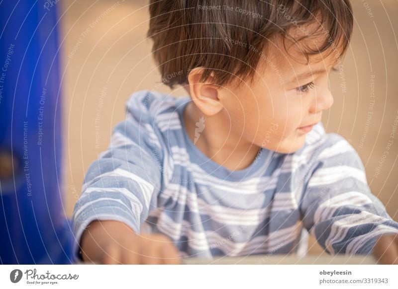 süßer Junge spielt auf dem Spielplatz Lifestyle Freude Glück Gesicht Sommer Kind Schule Schulkind Unternehmen Mensch Familie & Verwandtschaft Freundschaft