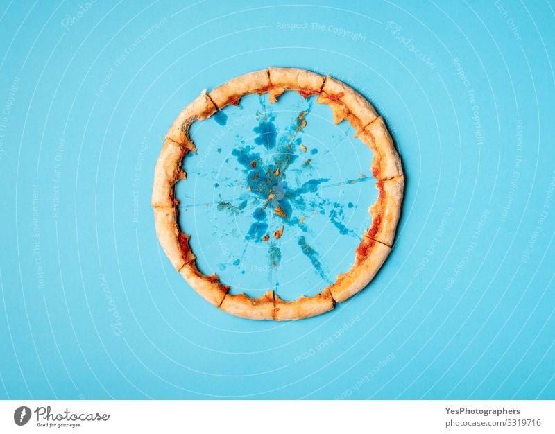 Nur der Pizzaboden. Pizzareste. Konzept der gegessenen Pizza Teigwaren Backwaren Mittagessen Abendessen Diät Fastfood Fingerfood Italienische Küche lecker