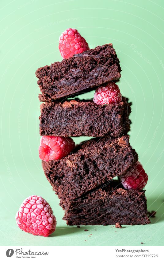 Stapel von Brownies und gefrorenen Himbeeren. Dessert aus dunkler Schokolade Frucht Kuchen Süßwaren Frühstück lustig süß braun amerikanischer Nachtisch