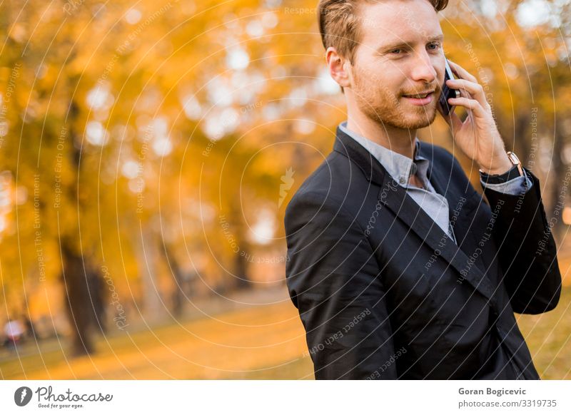 Junger Mann mit Handy im Herbstpark Lifestyle Stil sprechen Telefon PDA Technik & Technologie Mensch Jugendliche Erwachsene 1 18-30 Jahre Natur Park Wald