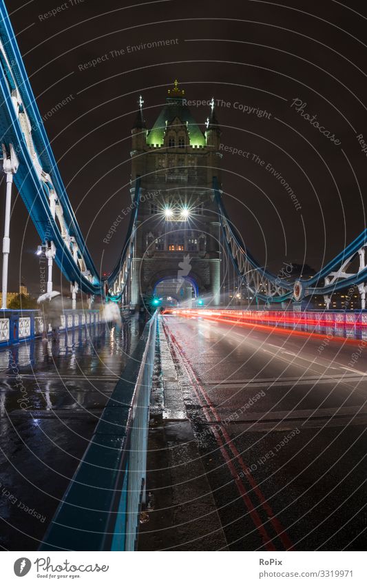 Verkehr auf der Tower Bridge. Lifestyle Stil Design Ferien & Urlaub & Reisen Tourismus Sightseeing Städtereise Nachtleben Erwachsenenbildung Wirtschaft