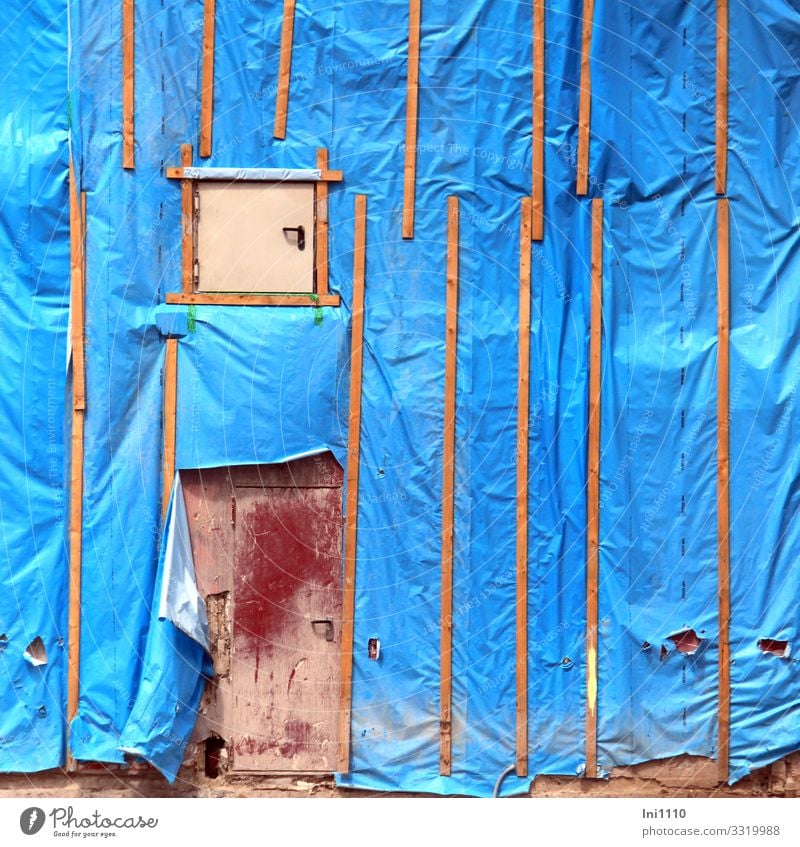 Schutzhülle I Arbeit & Erwerbstätigkeit Handwerker Arbeitsplatz Baustelle Kunststoffverpackung Holz blau braun rot Zerstörung Folie Staub Abrissgebäude Neubau