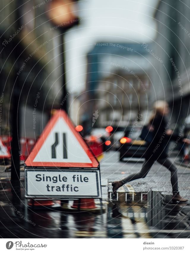 Single file traffic Ferien & Urlaub & Reisen Tourismus Städtereise Mensch androgyn Junge Frau Jugendliche Junger Mann 1 schlechtes Wetter Regen London