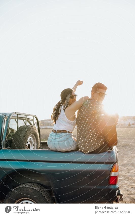 Junge Reisende haben Spaß mit der Gitarre auf dem Autodach Lifestyle Glück schön Ferien & Urlaub & Reisen Tourismus Sommer Sonne Frau Erwachsene Mann Paar