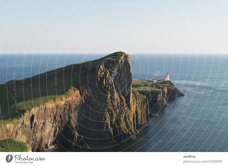 Klippe am Meer mit Leuchtturm Steilküste Schottland Isle of Skye Natur Landschaft Urlaubsstimmung Außenaufnahme Reisefotografie Insel Aussicht Tourismus