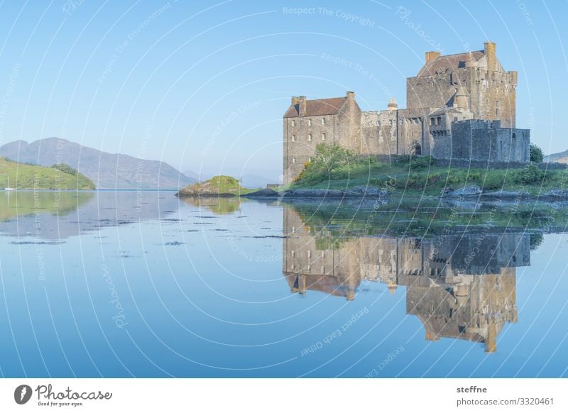 Burg am Wasser bei Sonnenaufgang Meer Schottland Isle of Skye Natur Landschaft Urlaubsstimmung Außenaufnahme Reisefotografie Insel Tourismus Sonnenlicht