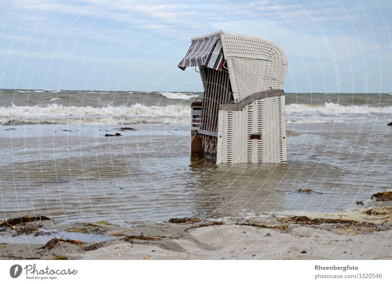 überfluteter Strandkorb an der Ostsee Schwimmen & Baden Freizeit & Hobby Ferien & Urlaub & Reisen Sommerurlaub Meer Umwelt Natur Landschaft Urelemente Wasser