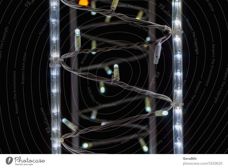 abstraktes Hintergrundmuster kleine Lampen auf schwarzem Hintergrund Straße dunkel blau weiß Leuchtdiode LED-Lampe LED-Leiste schließen Elektrizität Gerät