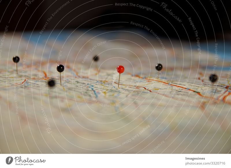 Pin Nahaufnahme auf einer Landkarte. Position der Stecknadel Markierung auf der Karte. Hintergrund Karten Navigation mit roten und schwarzen Punkt Markierungen