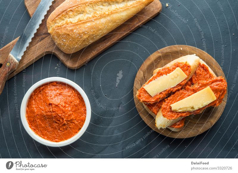 Sobrasada mit Brot und Parmesan typisch mallorquinisch spanisch Fleisch Wurstwaren Käse Essen Restaurant Tradition Aperitif Amuse-Gueule Spieße Chorizo