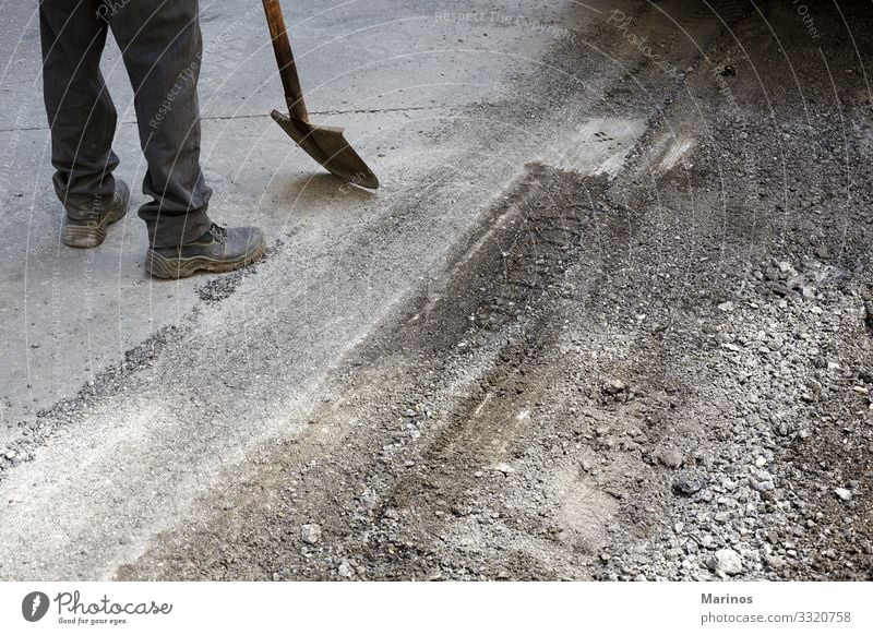 Arbeiter mit Asphaltfertigerwerkzeug beim Straßenbau. Arbeit & Erwerbstätigkeit Industrie Maschine Verkehr Autobahn Fahrzeug neu Konstruktion Flugzeugwartung