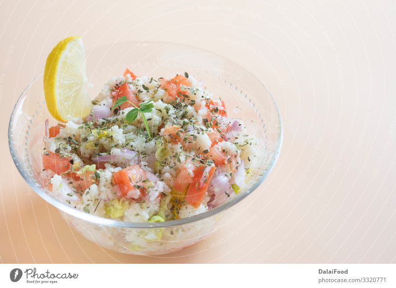 Traditioneller orientalischer Salat Tabbouleh in Schüssel Diät Tabbouli Arabien arabisch brauner Hintergrund Koriander Couscous Salatgurke irakisch Israelis