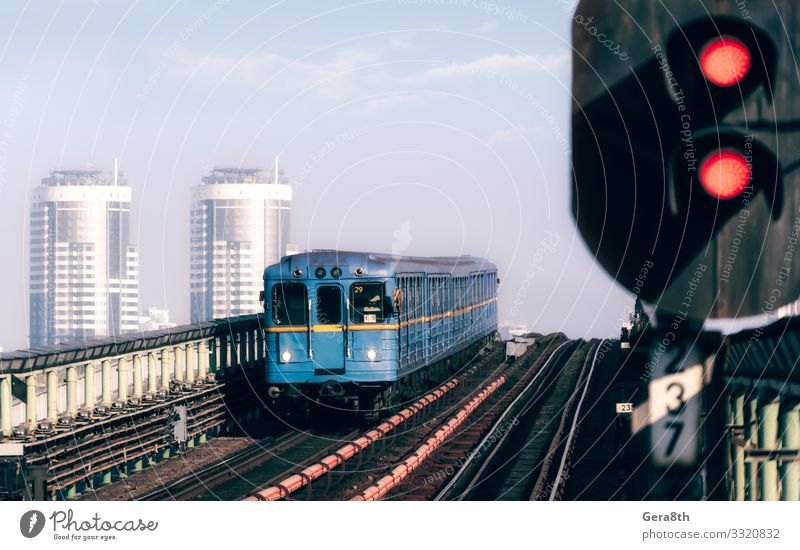 klassische U-Bahn-Wagen auf dem Hintergrund von Bürohochhäusern Haus Business Himmel Wolken Hochhaus Gebäude Verkehr Straße Wege & Pfade Eisenbahn alt