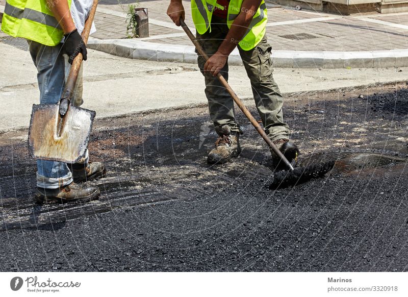 Arbeiter mit Asphaltfertigerwerkzeugen beim Straßenbau. Arbeit & Erwerbstätigkeit Industrie Maschine Gebäude Verkehr Autobahn Fahrzeug neu Konstruktion