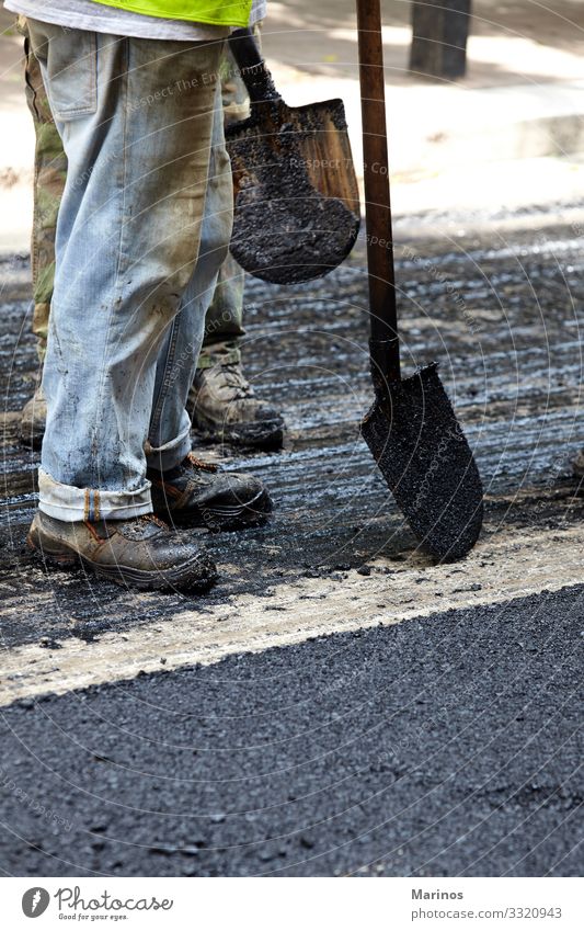 Arbeiter mit Asphaltfertigerwerkzeugen beim Straßenbau. Arbeit & Erwerbstätigkeit Industrie Maschine Verkehr Autobahn Fahrzeug neu Konstruktion Flugzeugwartung