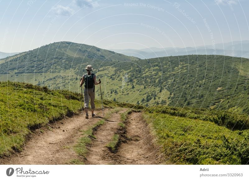 Die junge Frau auf dem Weg zum Gipfel des Berges. Lifestyle Erholung Ferien & Urlaub & Reisen Tourismus Ausflug Abenteuer Berge u. Gebirge wandern Sport Mensch