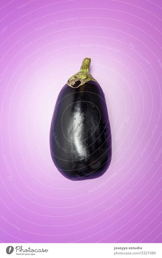 Aubergine auf lebhaftem violettem Hintergrund Landwirtschaft Anthocyane Antioxidans violetter Hintergrund Kohlenhydrate Cholesterin farbenfroh Essen zubereiten