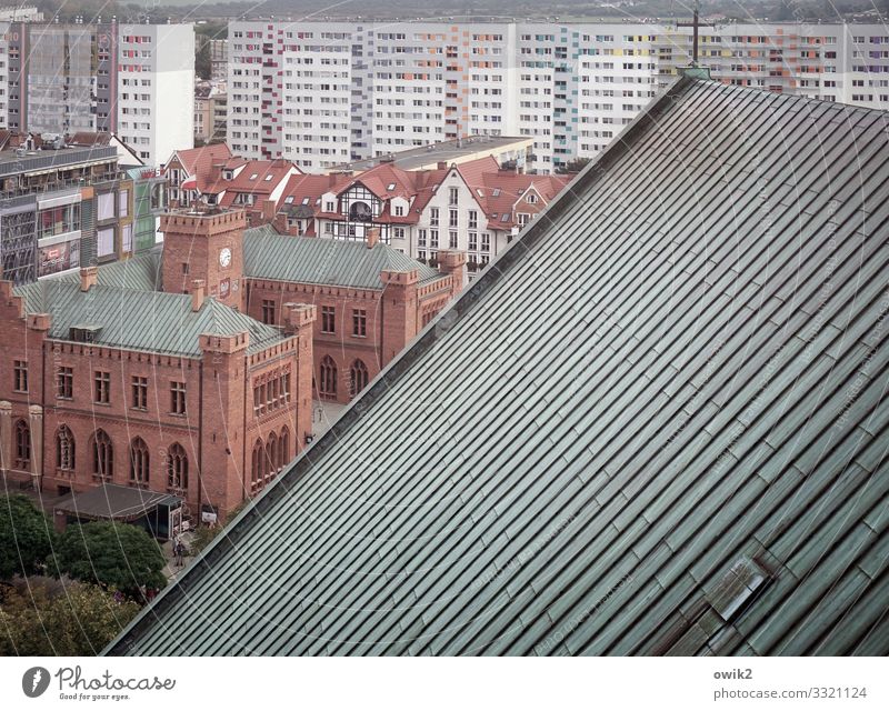 Geteilte Stadt Kolberg Kolobrzeg Polen Osteuropa Kleinstadt Hafenstadt Stadtzentrum bevölkert Haus Hochhaus Kirche Dom Bauwerk Gebäude Rathaus Rathausturm Mauer