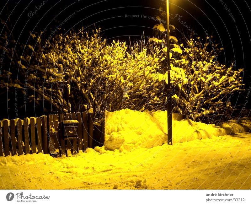 post Briefkasten Winter Zaun Nacht Schnee schraßenlampe