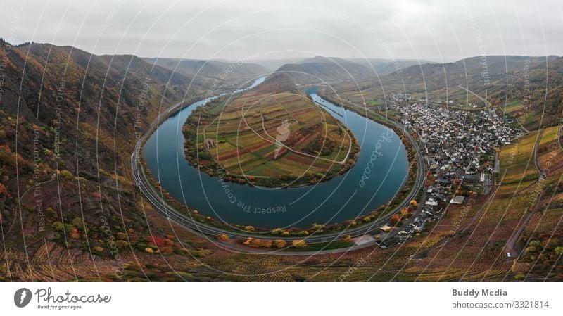 Moselschleife bei Brehm im Herbst Umwelt Natur Landschaft Erde Wasser Himmel Wolken Wetter Baum Gras Nutzpflanze Feld Flussufer Bremm Deutschland Dorf