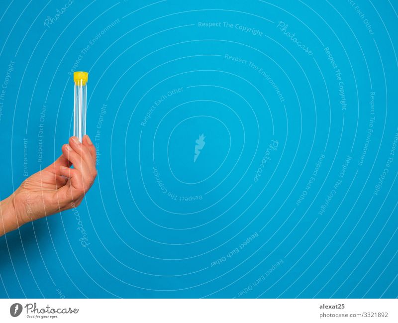 Hand mit Analyseröhre auf blauem Hintergrund mit Kopierfeld Flasche Gesundheitswesen Krankheit Medikament Wissenschaften Labor Prüfung & Examen Container Tube