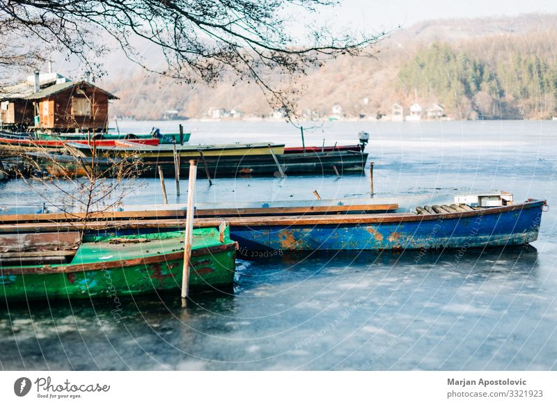 Boote auf einem zugefrorenen See im Winter Natur Landschaft Eis Frost Seeufer Flussufer Teich Fischerboot frieren kalt natürlich Stimmung Gelassenheit