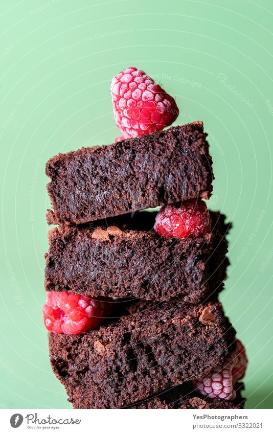 Stapel von Brownies mit gefrorenen Himbeeren. Schokoladenkuchen-Haufen Kuchen Dessert lustig niedlich amerikanischer Nachtisch Aquaminthe Browniesquadrate