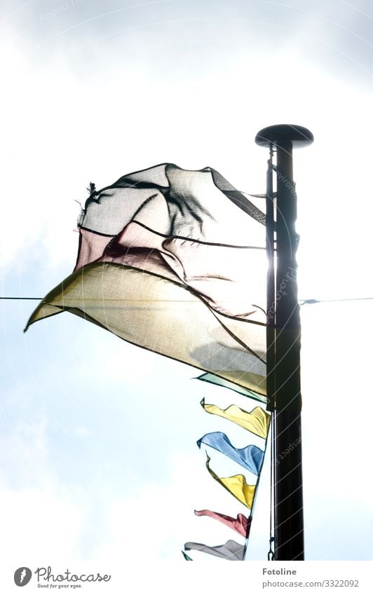 Fähnchen im Wind Himmel Wolken Sommer Schönes Wetter hell blau gelb rot schwarz weiß Fahne Fahnenmast Seil wehen Wimpelkette Farbfoto mehrfarbig Außenaufnahme