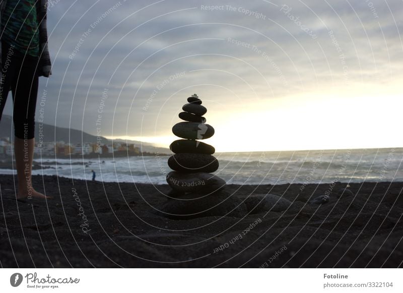 Türmchen Mensch Kind Kindheit Leben Umwelt Natur Landschaft Urelemente Wasser Himmel Wolken Gewitterwolken Sommer Wellen Küste Strand Meer Insel dunkel nah nass