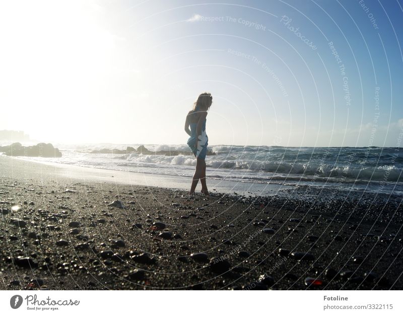 Warten auf die Welle Mensch feminin Kind Mädchen Kindheit Leben Umwelt Natur Landschaft Urelemente Erde Wasser Himmel Wolkenloser Himmel Sommer Wellen Küste