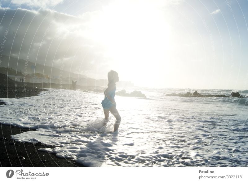 Spiel mit der Welle Mensch feminin Kind Mädchen Kindheit Leben 1 Umwelt Natur Landschaft Urelemente Erde Sand Wasser Himmel Wolken Sonne Sommer Schönes Wetter