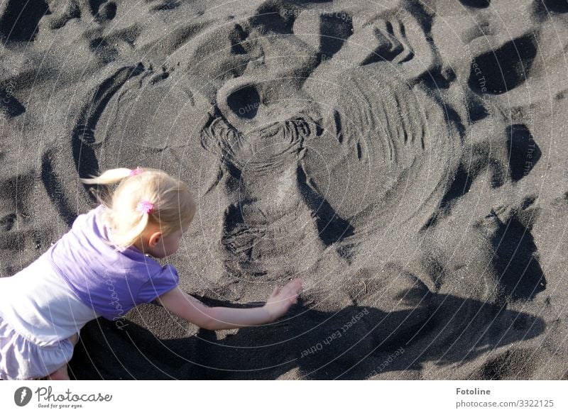 Sandengel Mensch feminin Kind Mädchen Kopf Haare & Frisuren Arme Hand 1 Urelemente Erde Küste Strand Insel Fröhlichkeit hell natürlich violett schwarz Teneriffa