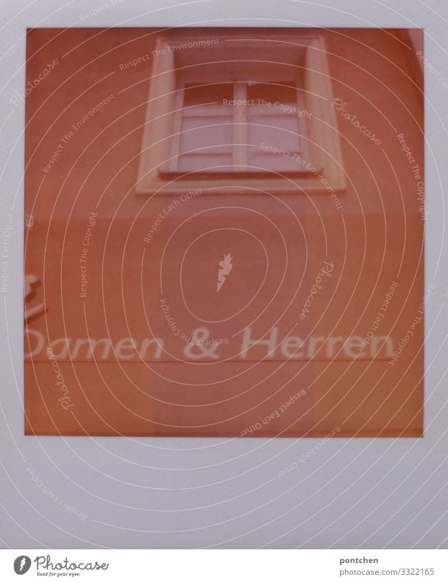 Hausfront mit Fenster und Aufschrift „Damen und Herren“ friseurgeschäft Mittelstand Nostalgie Schriftzeichen Buchstaben Wort Friseur Beschriftung Wand Werbung