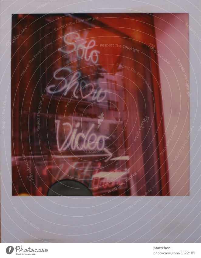 Polaroid von Schaufenster eines sexshops exotisch Nachtleben Feste & Feiern verkaufen Rotlichtviertel stripper Tänzer Show Sex Schriftzeichen Wort Neonlicht