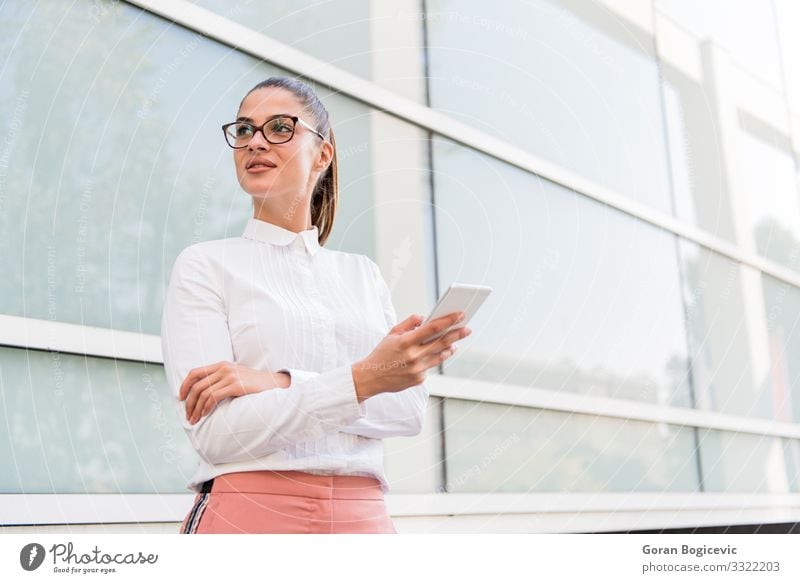 Porträt einer jungen Geschäftsfrau, die in einer Pause im Freien ein Mobiltelefon benutzt Lifestyle schön Erholung Arbeit & Erwerbstätigkeit Business Telefon