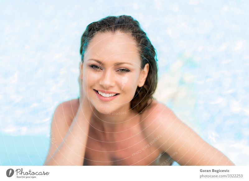 Junge Frau im Schwimmbad Erholung ruhig Freizeit & Hobby Sommer Sonne Mensch Jugendliche Erwachsene 1 18-30 Jahre Bikini blond blau attraktiv Kaukasier vorbei