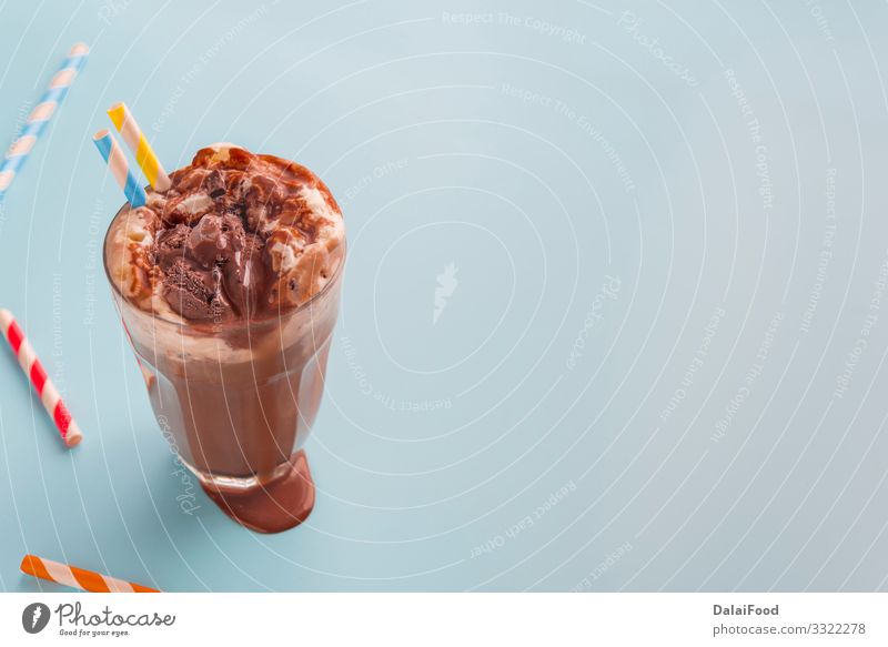 Chocolate Smoothie auf fluoriertem Hintergrund Joghurt Frucht Dessert Frühstück Diät Kakao Holz frisch lecker braun weiß Banane gemischt Müsli Schokolade