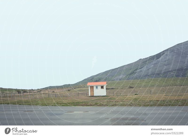 Home Natur Dorf Stadtrand Menschenleer Haus Hütte Straße Einsamkeit Häusliches Leben Heimat heimatlich Farbfoto Außenaufnahme Tag Totale