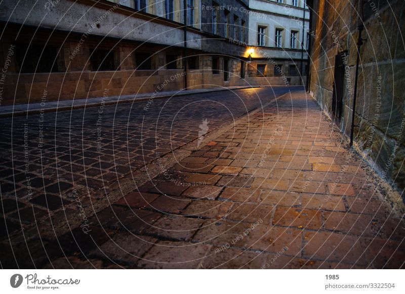 Menschenleer Freizeit & Hobby Tourismus Ausflug Sightseeing Städtereise Herbst Stadt Stadtzentrum Altstadt Haus Bauwerk Gebäude Mauer Wand Verkehrswege