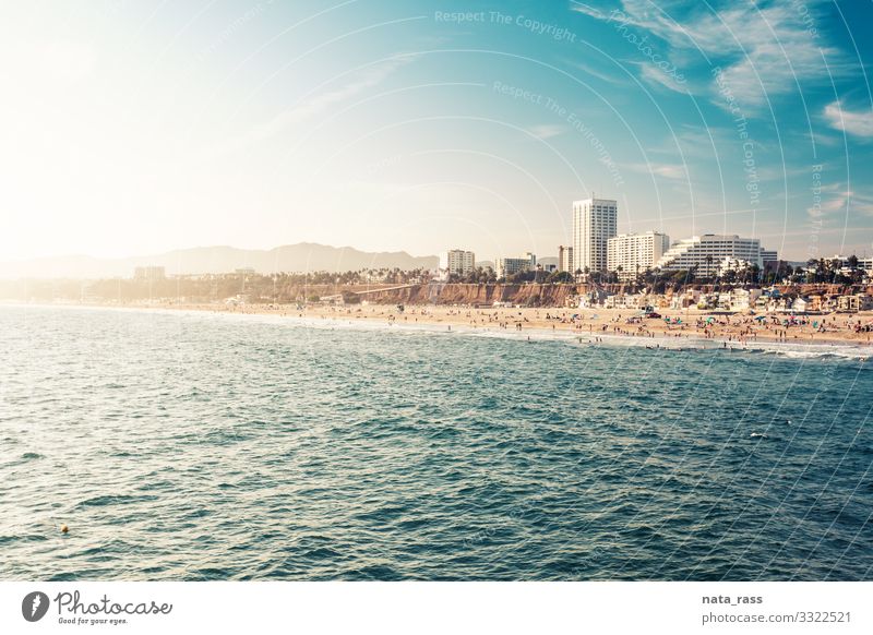 Die Strandküste Santa Monicas im Licht des Sonnenuntergangs Abend sonnig Häuser Architektur Natur Sommer Uferlinie touristisch Kostenrahmen Küstenstreifen