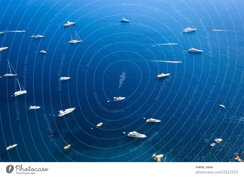 Yachten bei der Insel Capri oben Antenne Bucht schön blau Boot Küste Ausflugsziel Europa berühmt Italienisch Landschaft mediterran Natur im Freien Panorama