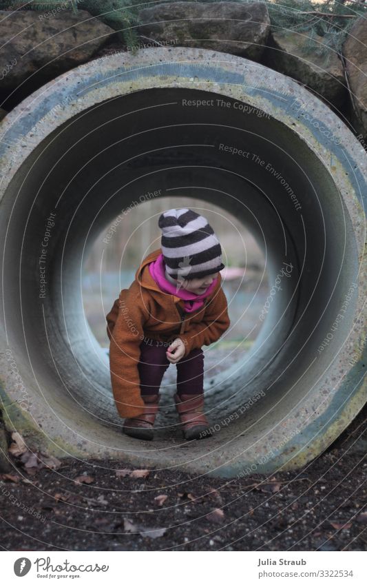 Tunnel Kind Spielplatz feminin Kleinkind Mädchen 1 Mensch 3-8 Jahre Kindheit Erde Winter Park Wolljacke Mütze Schal Lächeln Spielen toben frech lustig Freude