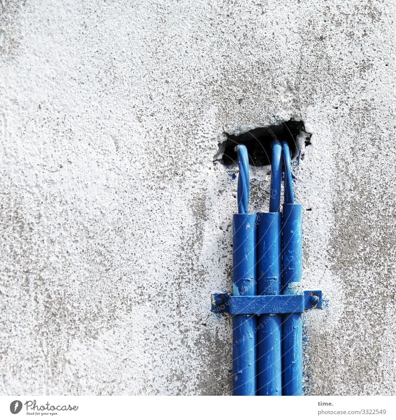 Dreiklang | Grundrauschen (1) wand mauer kabel strom blau grau loch halterung parallel führung versorgung leitung transport verbindung kontakt