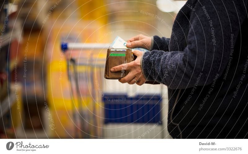 Frau zählt im Landen / Geschäft ihr Geld Einkaufswagen Lebensmittel einkaufen Supermarkt Farbfoto Konsum Ladengeschäft Mensch verbraucher hand Verbraucher Kunde