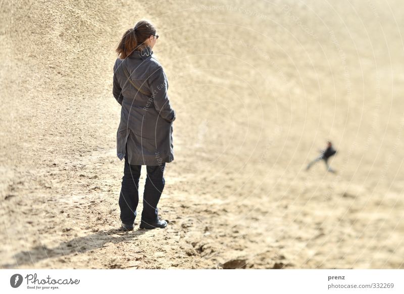 Tagträume Mensch feminin Frau Erwachsene 2 45-60 Jahre Landschaft blau braun Sand Berghang Tilt-Shift Farbfoto Außenaufnahme Licht Schatten Porträt Rückansicht