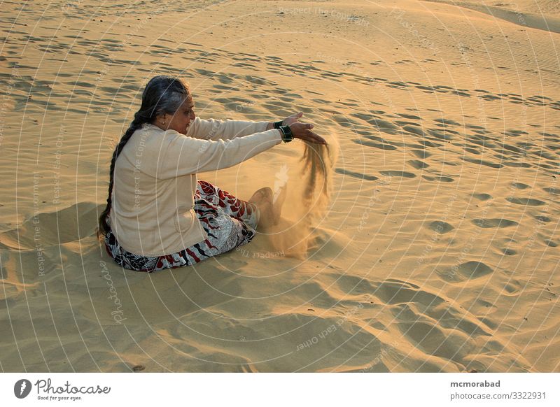 Verspielte Dame in den Sanddünen Freude Spielen Ferien & Urlaub & Reisen Frau Erwachsene Platz Tropfen genießen gelb gold Farbe horizontal Asien Indien