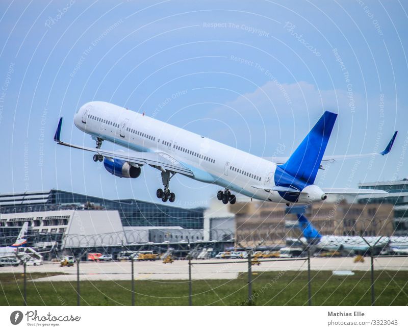 Flugzeug startet Ferien & Urlaub & Reisen Tourismus Ausflug Ferne Städtereise Sommerurlaub Wolken Stadt Flughafen Verkehr Verkehrsmittel Luftverkehr