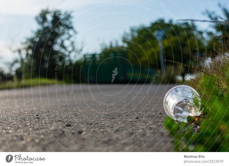 Plastikbecher und Müll am Straßenrand Tasse Becher Glas Umwelt Natur Landschaft Gras Sträucher Beton Kunststoff blau grau grün silber Umweltverschmutzung